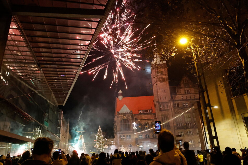 Rings um das Rathaus feierten die Chemnitzer Silvester mit Böllern und Raketen.