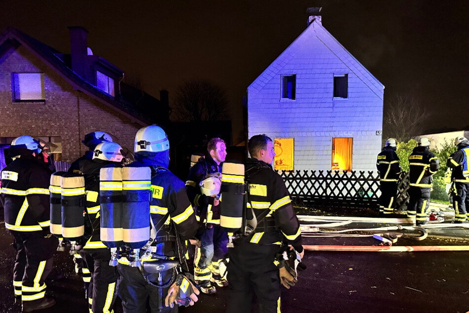 Einige Feuerwehrleute waren am Montagabend in der Mühlenstraße im Einsatz und retteten die beiden Hausbewohner.