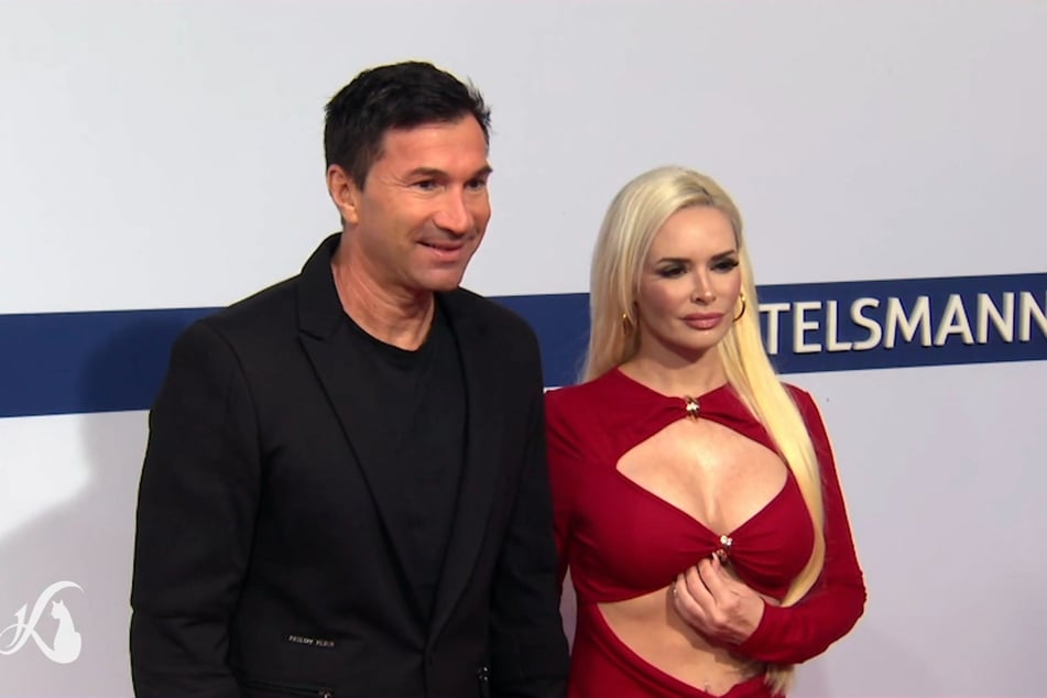 Die Blondine zupft die ganze Zeit an ihrem Oberteil, wirkt nervös.