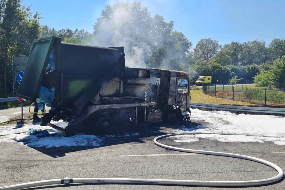 Ein bislang unidentifizierter Motorradfahrer kam unter schrecklichen Umständen ums Leben. Die Person raste ungebremst in eine Müllabfuhr, die in der Folge Feuer fing.