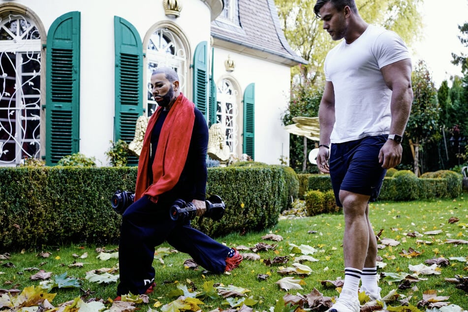 November 2021: Modedesigner und Unternehmer Harald Glööckler (57, l.) trainiert im Garten seines Anwesens mit "Personal Trainer" David Münch.