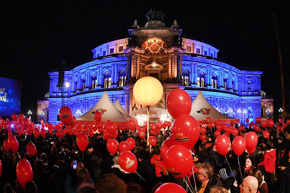 Feuerwerk, Musik und Tanz - beim SemperOpernball wird auch vor der Oper ausgelassen gefeiert.