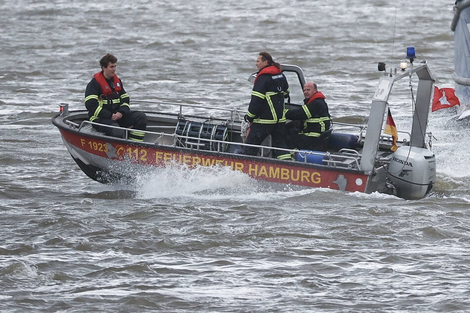 Hamburg: Großeinsatz auf der Elbe: Feuerwehr findet Leiche des Vermissten