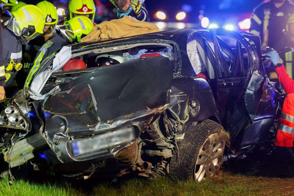 Der Fahrer des Jaguar wurde in dem Auto eingeklemmt, er kam schwer verletzt ins Krankenhaus.