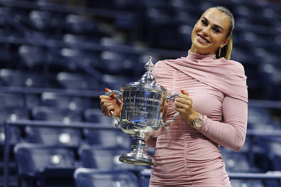 Aryna Sabalenka (27) posiert mit der Trophäe. Die Weißrussin verteidigte am Samstag ihren US-Open-Titel aus dem vergangenen Jahr.