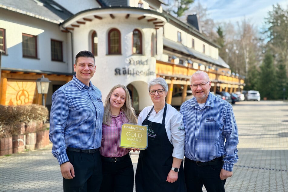 Die Inhaberfamilie mit dem Gold-Award (v.l.): Maksim Melchiar (32), Johanna Schmidt (28), Katrin Schmidt (59) und Heiko Schmidt (59).