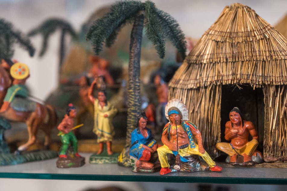 Indianerfiguren wie diese fanden sich einst in vielen Kinderzimmern der DDR. Meist waren die Ureinwohner beim Spielen "die Guten".