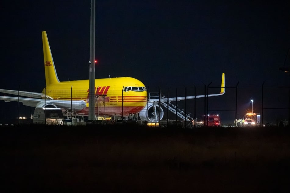 Zahlreiche Einsatzkräfte eilten in der Nacht zum Leipziger Flughafen.