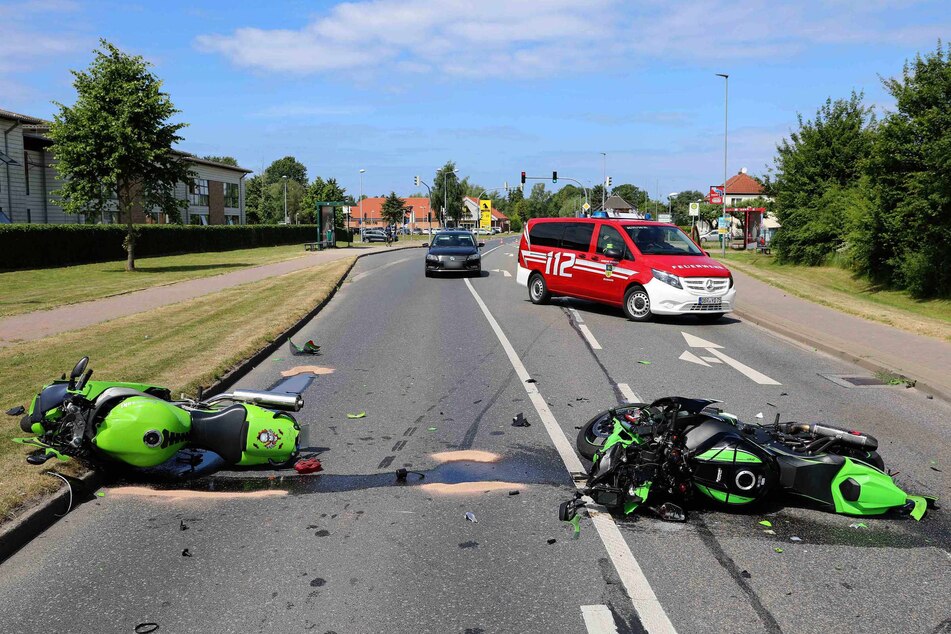 Die Motorräder liegen nach dem Unfall auf der Straße.