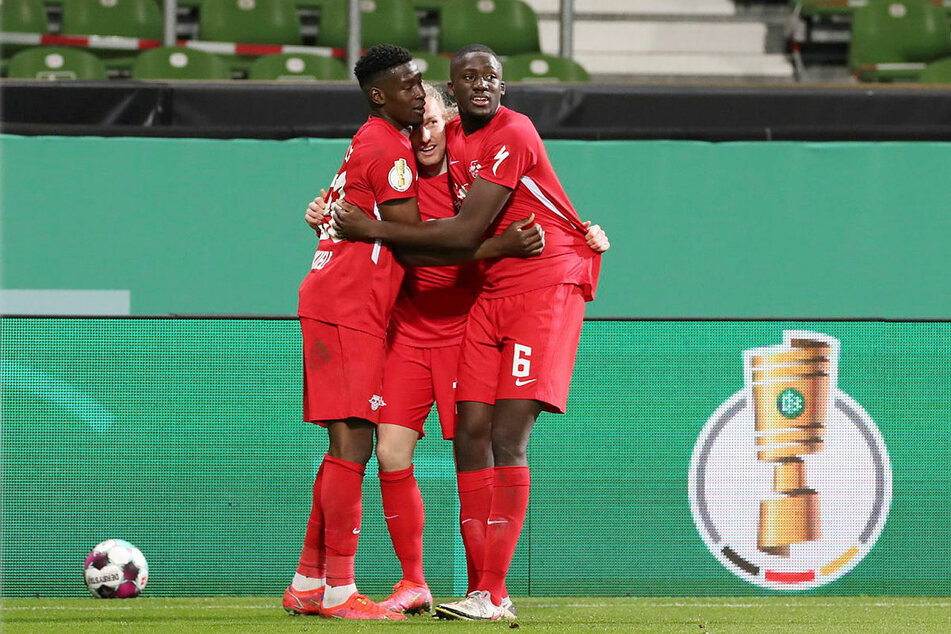 Der Siegtorschütze Emil Forsberg (M.) umringt von Nordi Mukiele (l.) und Ibrahima Konaté.
