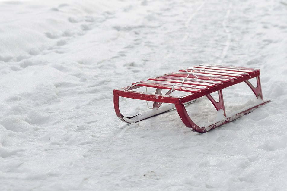 Eine Mutter (37) fuhr mit ihrem Sohn (4) auf einem Schlitten, als sie in einer Linkskurve die Kontrolle verlor und von der Piste abkam. (Symbolbild)