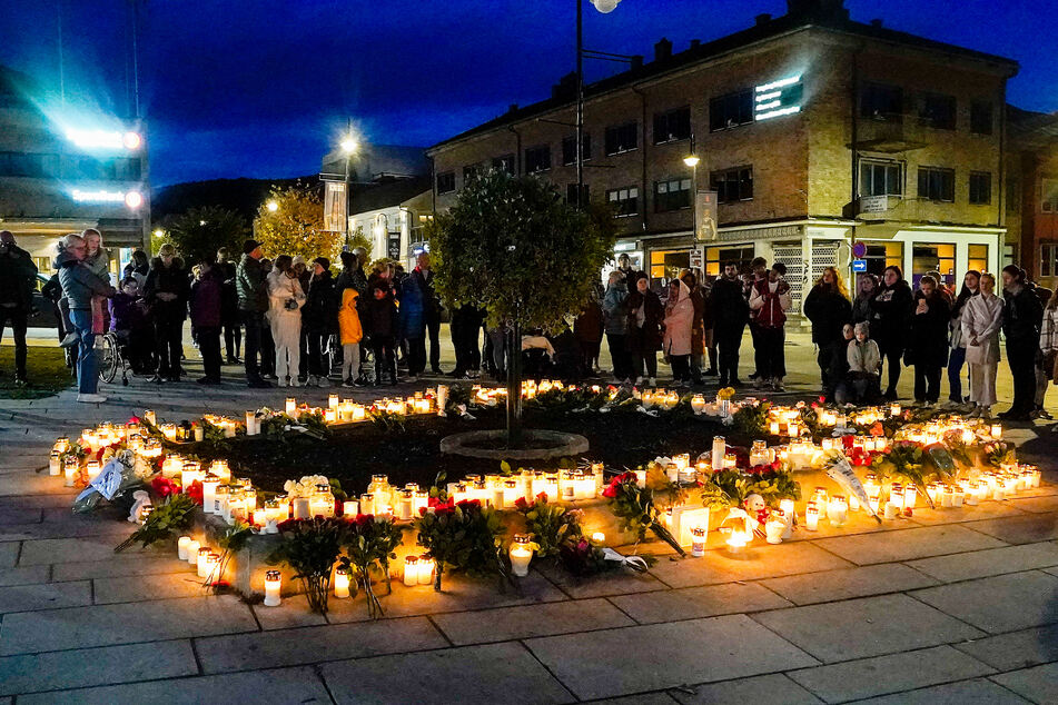 Nach der Gewalttat mit fünf Toten in Kongsberg haben Einwohner der Kleinstadt Blumen und Kerzen in Gedenken an die Opfer niedergelegt.