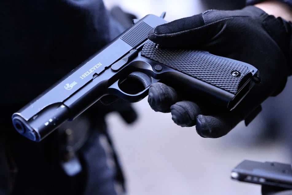 Warum die beiden Männer den 20-Jährigen bedroht haben, ist noch unklar. (Symbolfoto)