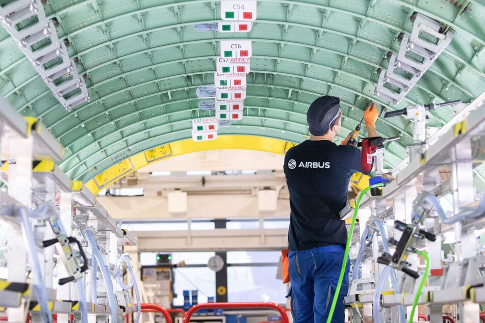Ein Airbus-Techniker arbeitet in einem Rumpfsegment in der Strukturmontage der Airbus A320 Familie in Hangar 245 im Airbus Werk in Finkenwerder.
