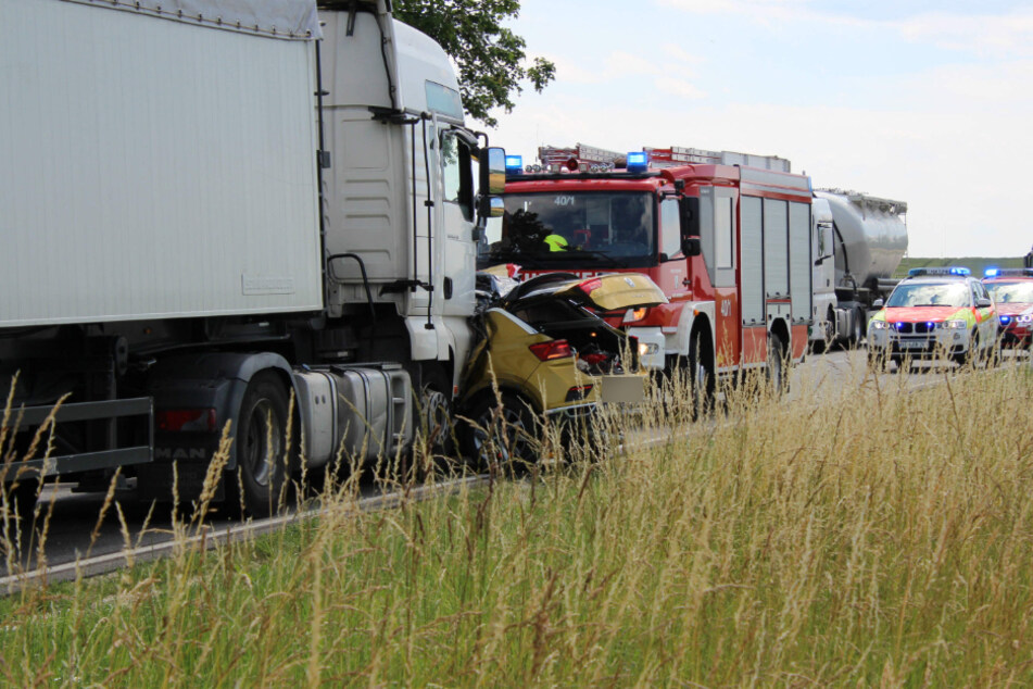 Über mehrere Hundert Meter wurde das Auto von dem Lkw mitgeschleift.