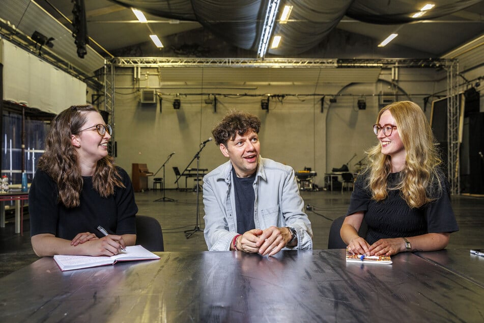 Die TAG24-Reporterinnen Saskia Hotek (l.) und Karolin Wiltgrupp trafen den Dresdner Schauspieler bei seinen Proben.