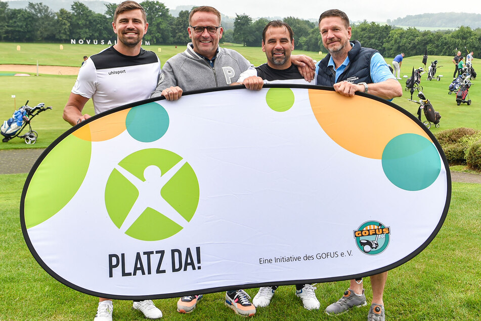 Benni Kirsten (34, v.l.), Nico Rolfs (53, GoFus e.V.), Ex-Fußballer Ulf Kirsten (55) und Hoteldirektor Marten Schwass (61) sammeln Spenden für einen Bolzplatz.