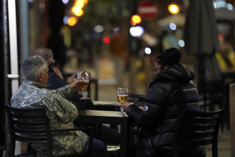 Auch wegen des Brexits fehlen in Großbritannien etliche Lastwagenfahrer - das hat nun auch Folgen für Pubs: In einigen Kneipen wird das Bier knapp.
