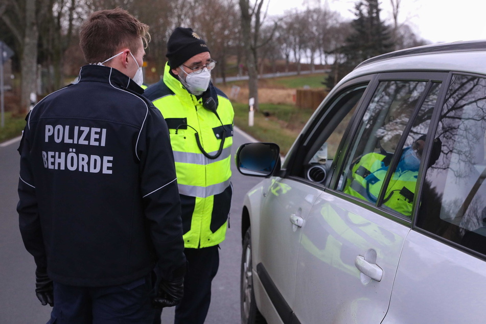 Grenzkontrollen: Wer zu Silvester aus Polen oder Tschechien mit legal erworbenen Böllern einreist, riskiert ein Bußgeld.