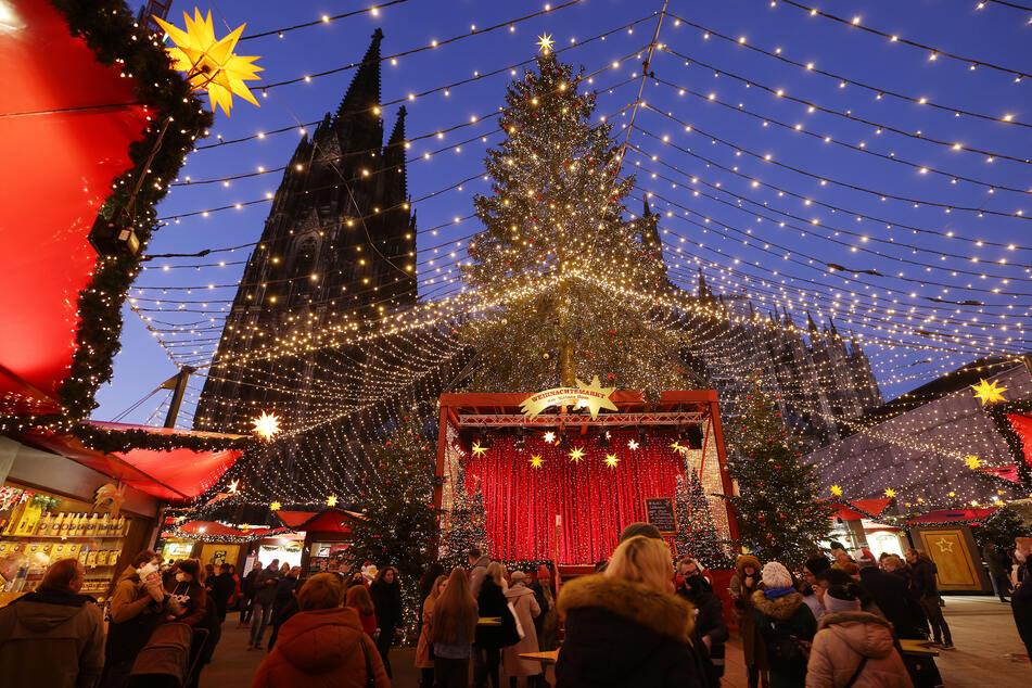 Auf dem Weihnachtsmarkt am Kölner Dom ist der größte Tannenbaum in NRW zu bestaunen.