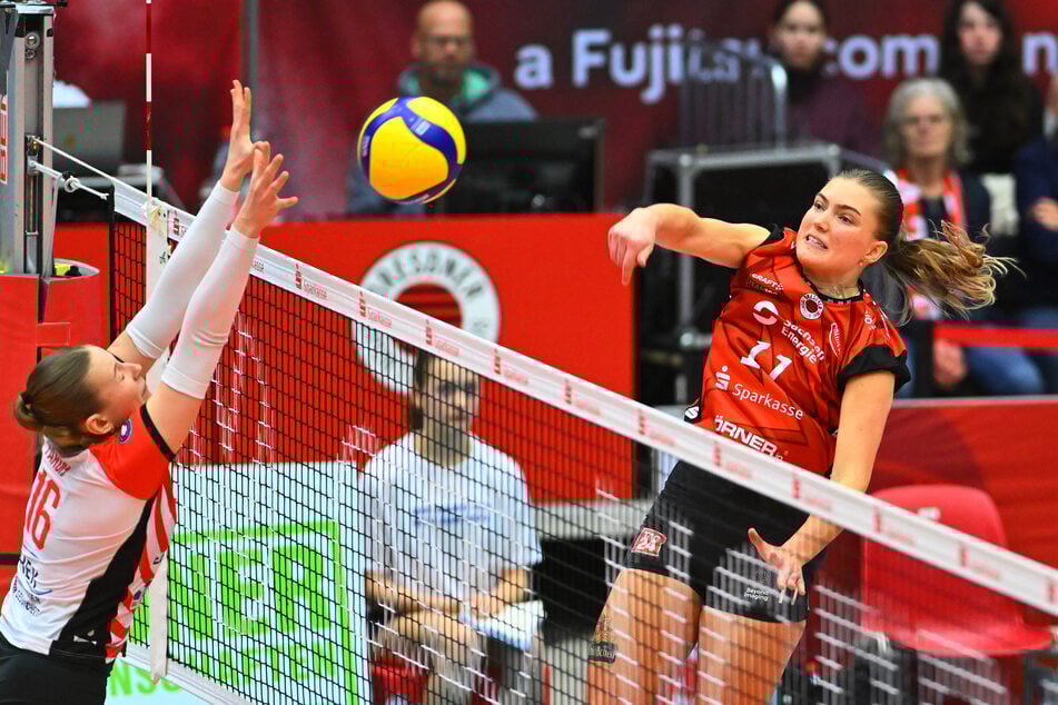 100-Prozent-Quote: Amanda Siksna (23, r.) versenkte jeden ihrer fünf Angriffs-Versuche.