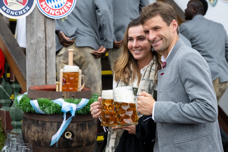 Noch mehr Münchner geht kaum: Bayern-Star Thomas Müller (33) und seine Frau Lisa (32).