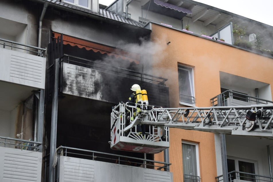 Kameraden der Feuerwehr löschten den Wohnungsbrand in Köln-Vingst.
