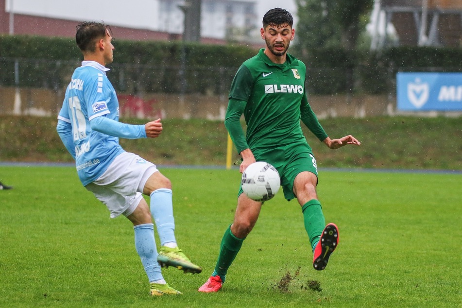 Chemies Burim Halili (r.) am Ball.