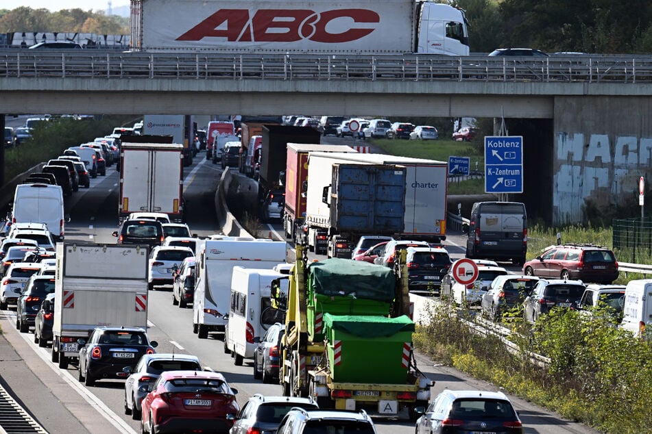 Zum Start ins lange Wochenende ist auf den Autobahnen in NRW mit vollen Straßen und Staus zu rechnen. (Symbolbild)
