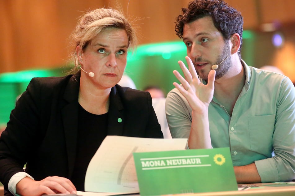 Die Landesvorsitzenden der Grünen in NRW Mona Neubaur (l.) und Felix Banaszak beim Landesparteitags 2019 in Neuss.