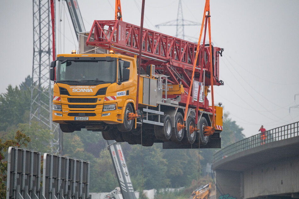 Das rund 750.000 Euro teure Fahrzeug hatte monatelang auf der einsturzgefährdeten Salzbachtalbrücke gestanden, die in den nächsten Wochen gesprengt werden soll.