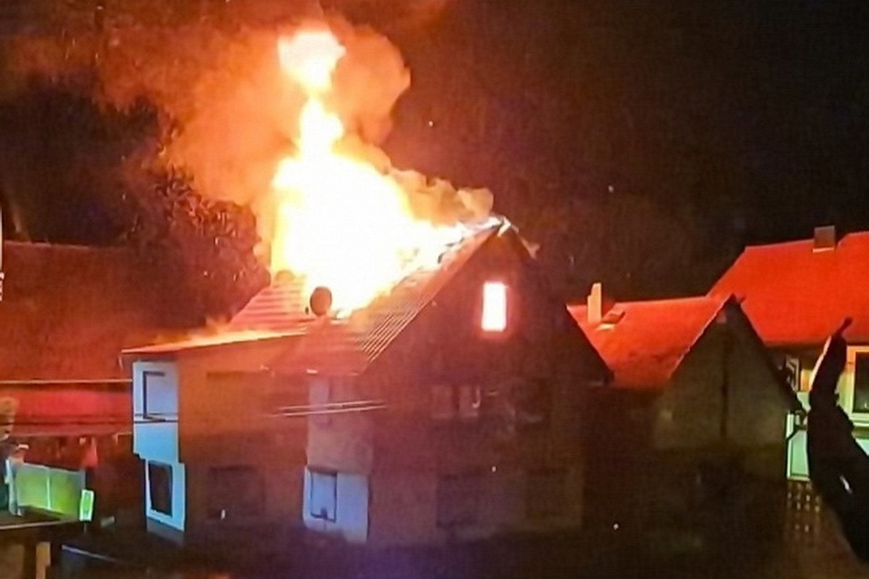 In Friedrichsthal fing der Dachstuhl eines Wohnhauses aufgrund eines Blitzeinschlages Feuer.