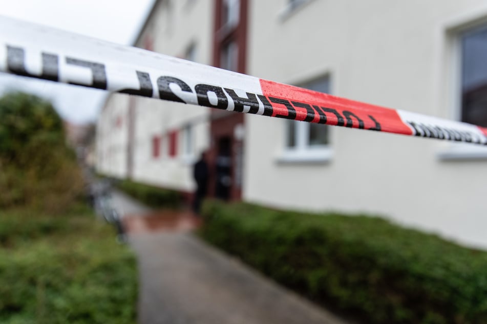 Ein Nachbar fand die schwer verletzte 83-Jährige nach dem Überfall im Flur des Mehrfamilienhauses und alarmierte die Polizei. (Symbolbild)