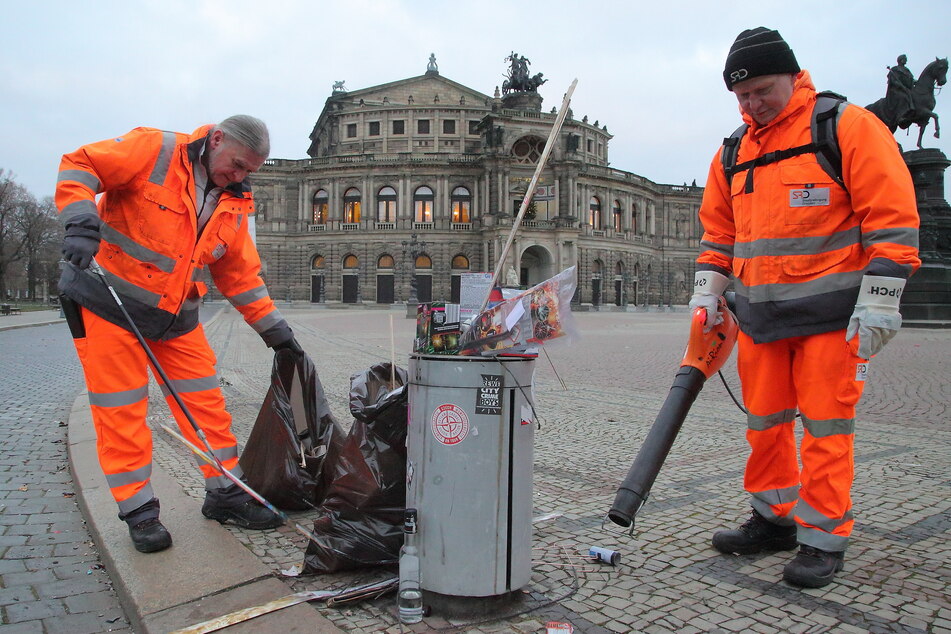 Michael Gärtner (49, l.) und Steffen Tomschke (56) räumten am 1. Januar 2020 den Silvester-Müll am Theaterplatz weg.