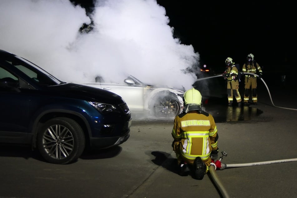 Die Kameraden konnten ein Ausbreiten der Flammen auf ein weiteres Fahrzeug verhindern.