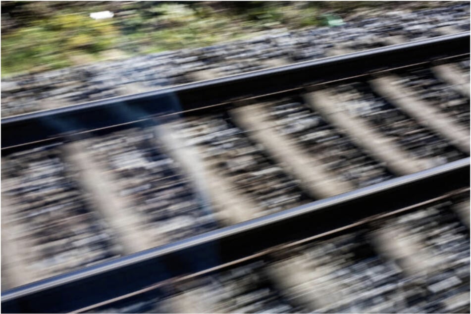 27-Jähriger läuft an Gleisen einer Bahnstrecke entlang und bringt sich in Lebensgefahr