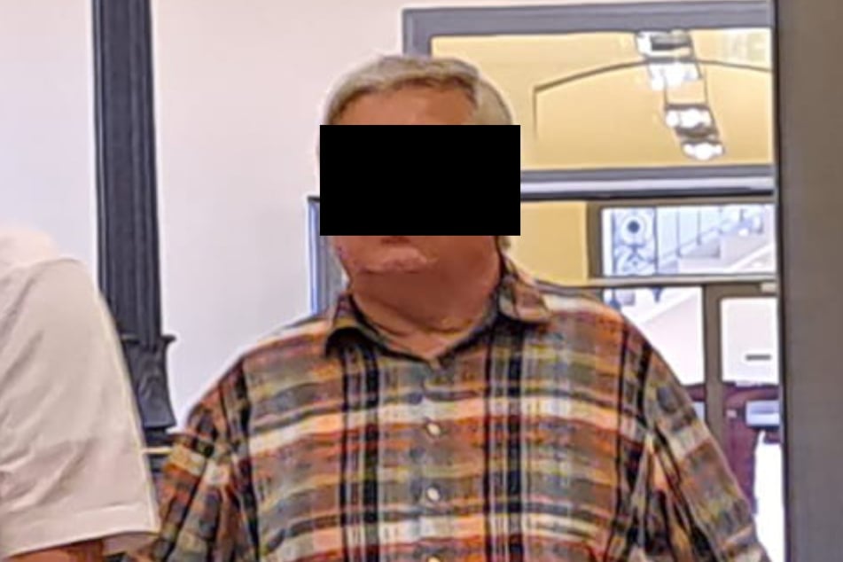 Matthias S. (62, r.) steht seit Mittwoch vor Gericht.