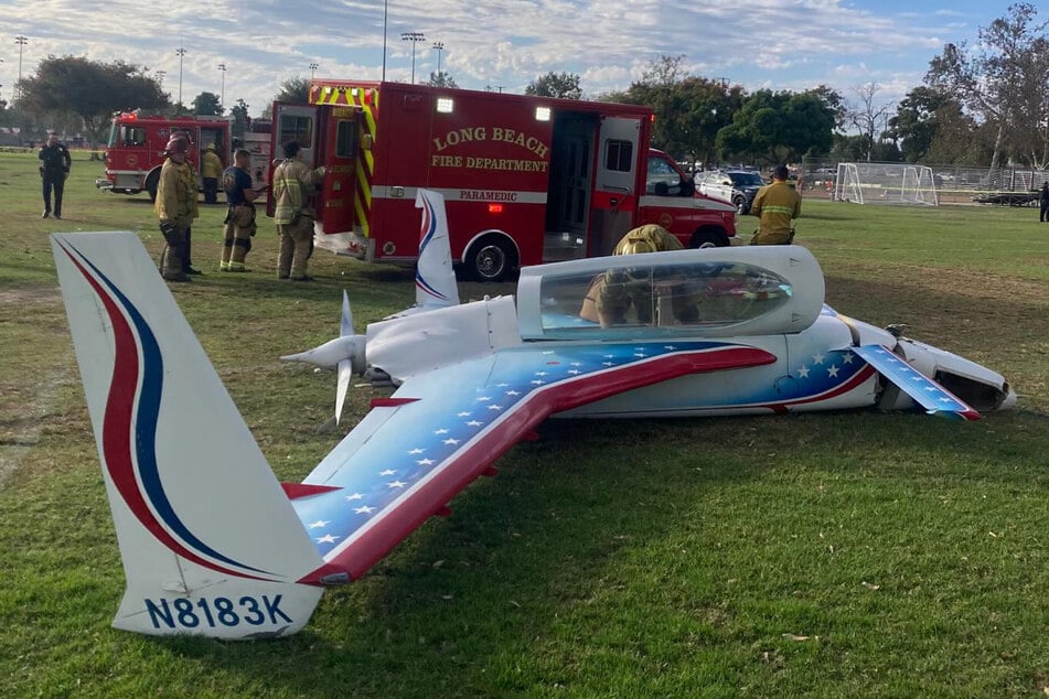 Einsatzkräfte zogen den Piloten verletzt aus der Maschine. Er sowie eine Frau kamen in Krankenhäuser.