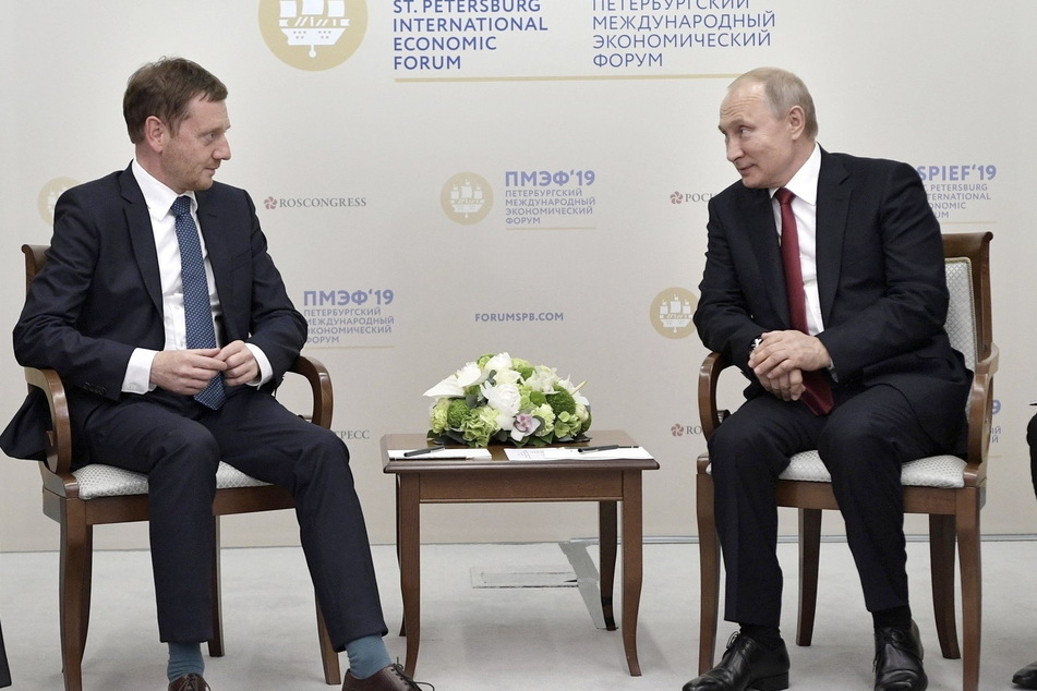 Pro-russisch: Sachsens MP Michael Kretschmer (48, CDU, l.) - hier im Bild mit Russlands Präsident Wladimir Putin (69) bei einer Konferenz in St. Petersburg im Jahr 2019.