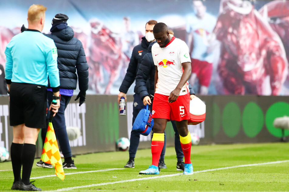 RB Leipzigs Dayot Upamecano (r.) musste Mitte der ersten Halbzeit verletzt vom Feld.