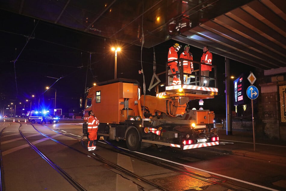 Mitarbeiter der DVB reparieren die Oberleitung bei der Bahnunterführung an der Anton-/Leipziger Straße.
