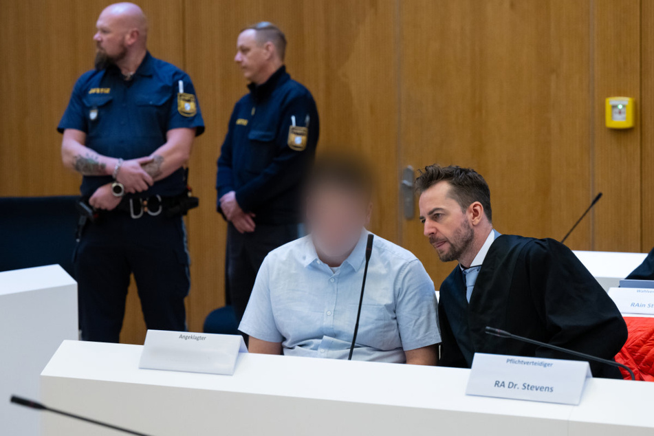 Einer der beiden wegen Mordes angeklagten Männer berät sich im Hochsicherheitsgerichtssaal vom Landgericht München II mit seinem Rechtsanwalt.