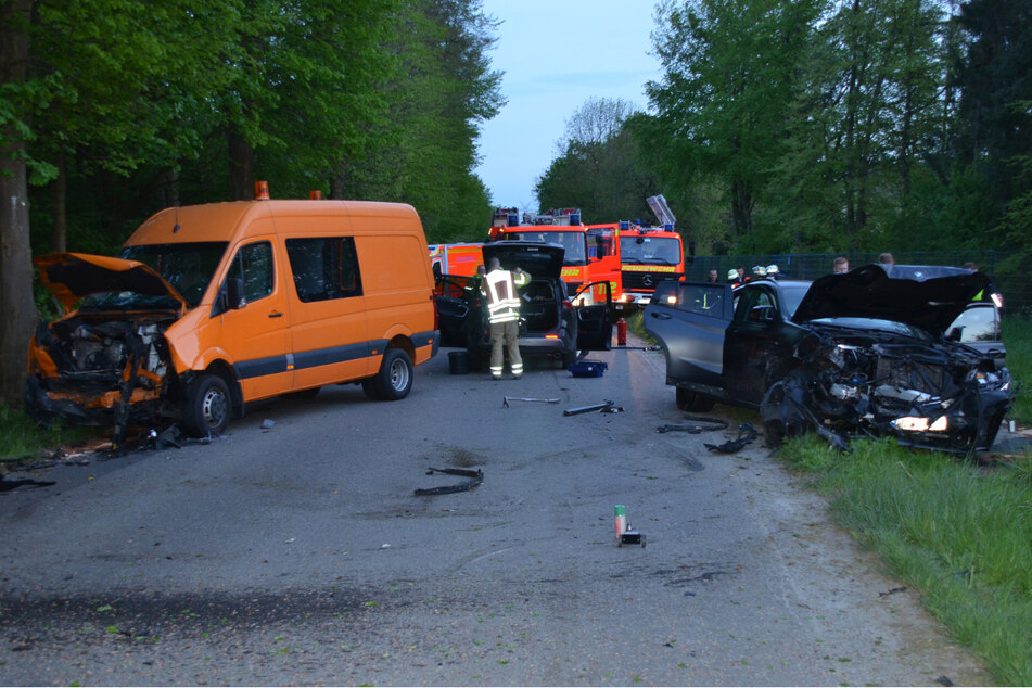 Drei Fahrzeuge stießen am Dienstagabend bei dem Unfall in Stade zusammen.