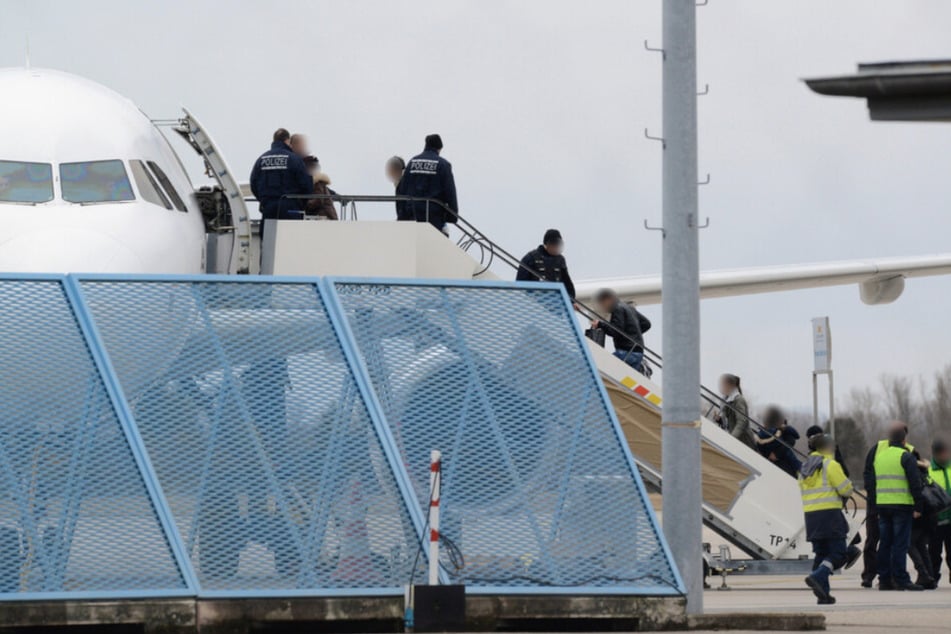 91 Asylsuchende am Dienstag vom Flughafen Halle/Leipzig aus abgeschoben
