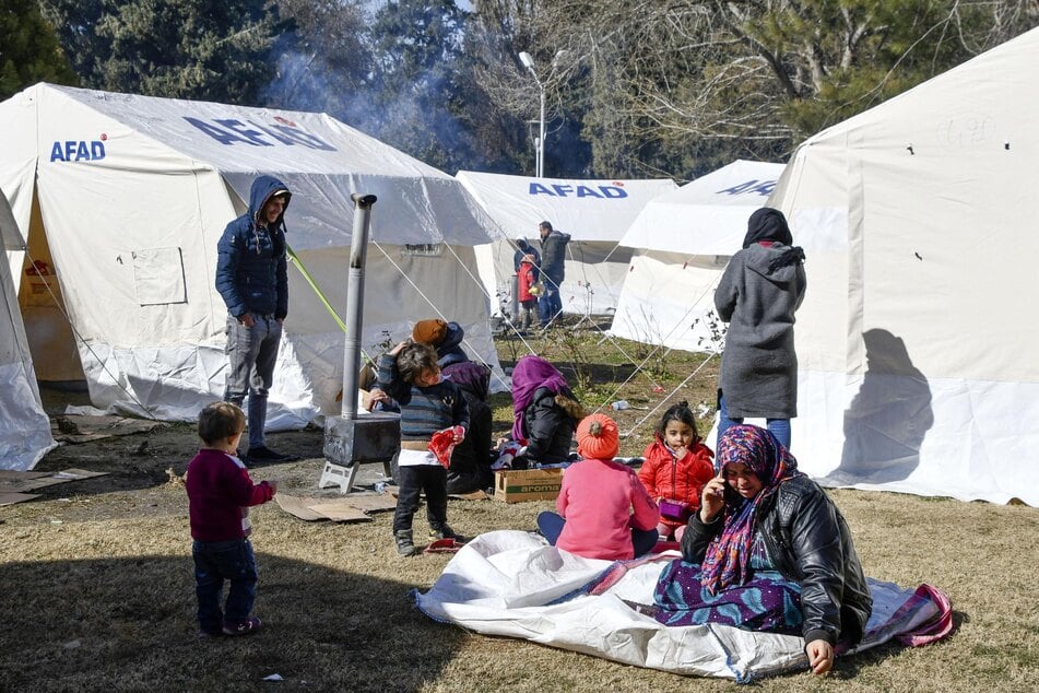 Eine Familie in einer Notunterkunft in einem Evakuierungsgebiet in Kahramanmaras (Türkei).