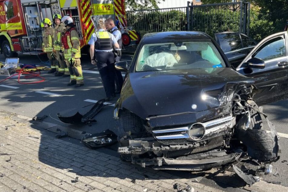 Der Mercedes wurde bei dem Unfall nahezu vollständig zerstört.