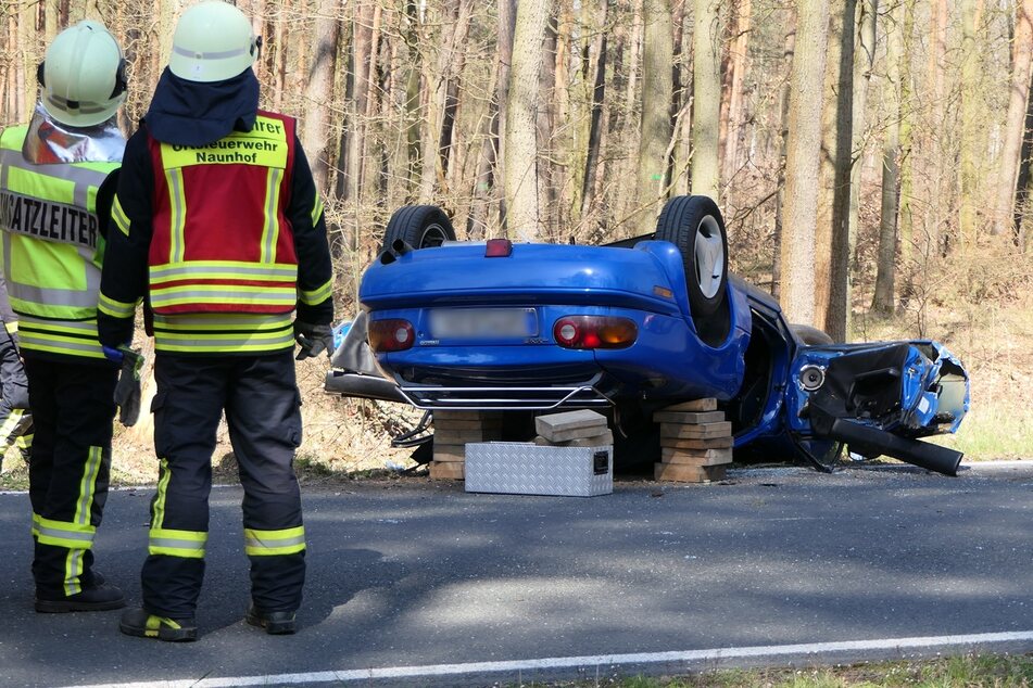 Auf der Verbindungsstraße zwischen Naunhof und Ammelshain hat sich am Sonntag ein Auto überschlagen.