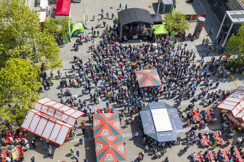 Blick von oben auf die Dixie-Jazz-Meile. Das kostenfreie Vergnügen lockt vor die Bühnen.