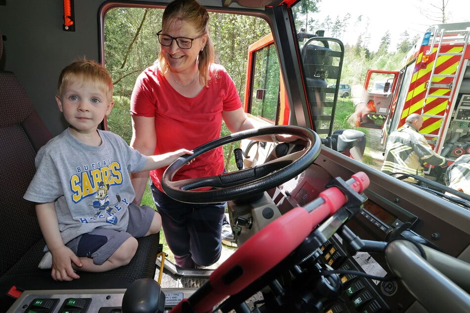 Ein wahr gewordener Kindertraum: Bruno (3) freut sich, im Löschfahrzeug zu sitzen.