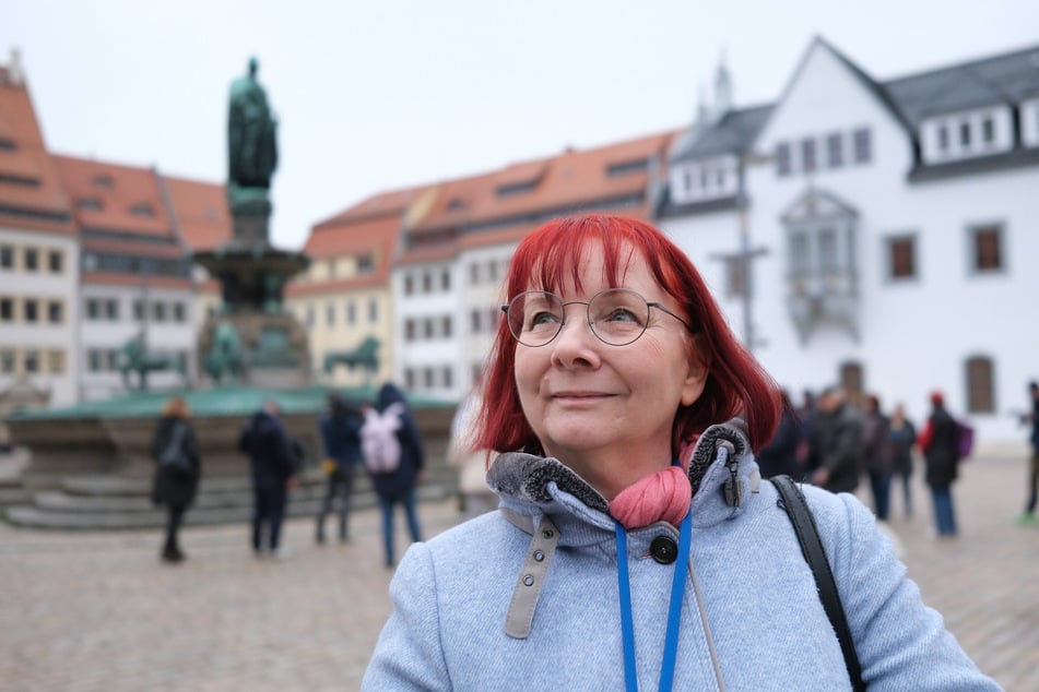 Sabine Ebert (68) auf dem Freiberger Marktplatz. In der Bergstadt wird die Bestseller-Autorin auch die Buchpremiere des sechsten Bandes der "Hebammen"-Saga feiern.